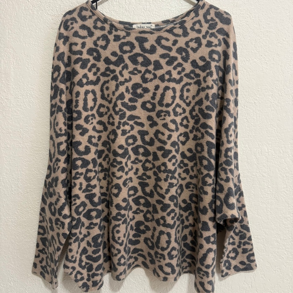 Indigo Soul Leopard Print Dolman Sleeve Knit Top Tan Gray Size Large RN 109224‎